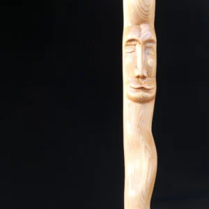 talla de tótem fondo negro